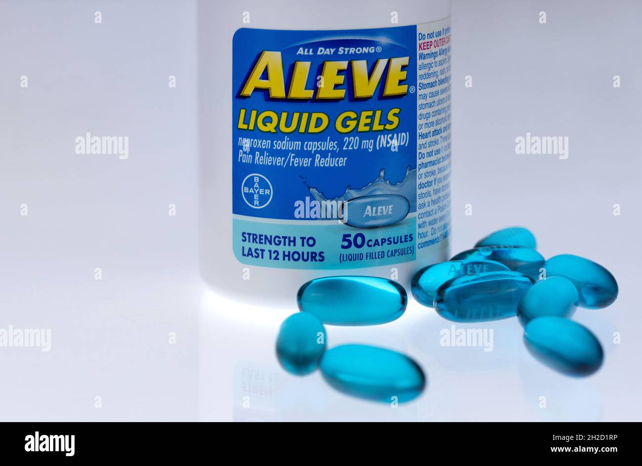 Flacone di Aleve in gel liquido, Naproxen capsule di sodio con pillole  sparse di fronte su sfondo bianco, un antidolorifico Bayer, riduttore di  febbre Foto stock - Alamy