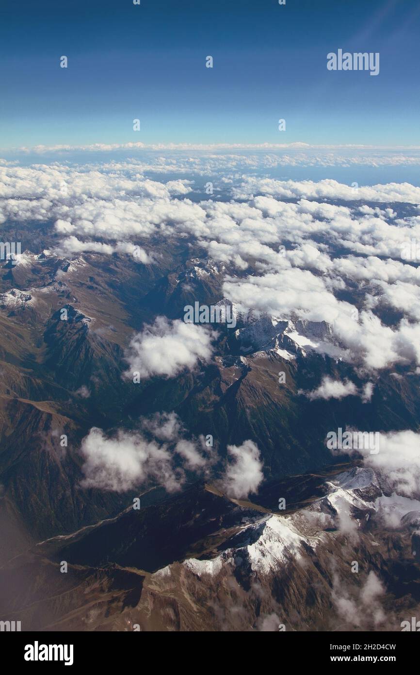 Vista delle montagne e delle nuvole, indagine aerea. Caucaso, Krasnodar Territory, Russia Foto Stock