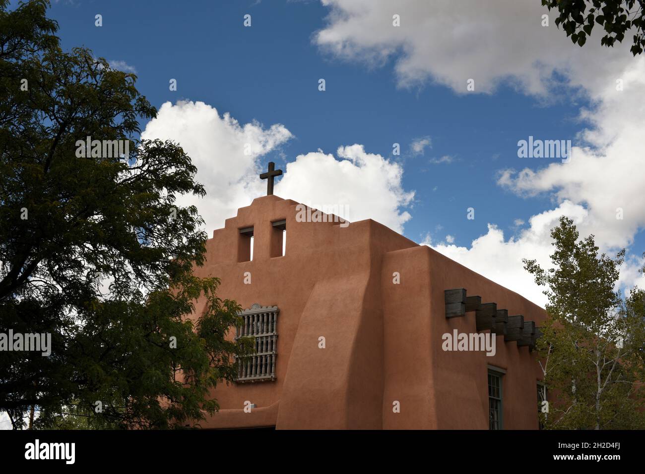 Una croce sulla cima di una storica chiesa di adobe a Santa Fe, New Mexico. Foto Stock