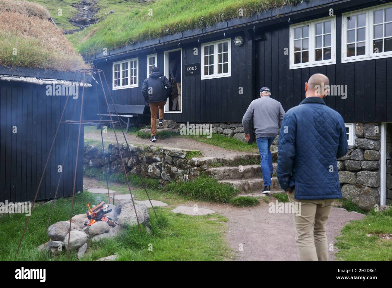 Gli ospiti che arrivano al Koks, ristorante gourmet a Leynar, Streymoy Island, Faroe Islands, Scandinavia, Europe. Foto Stock