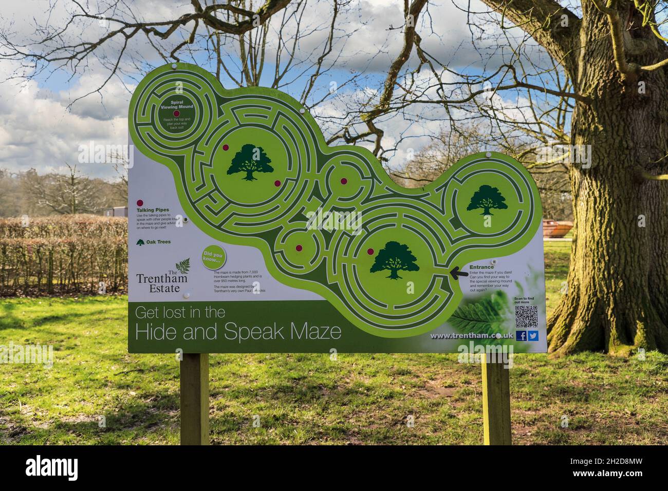 Una bacheca informativa per il labirinto Hide and Speak presso i Trentham Gardens, Stoke-on-Trent, Staffordshire, Inghilterra, Regno Unito Foto Stock