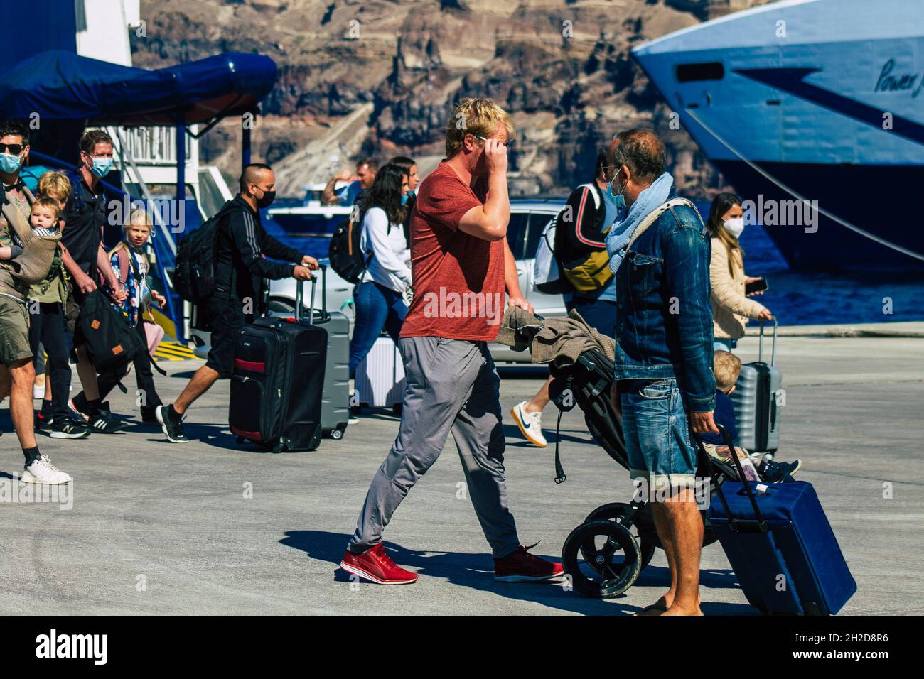 Santorini, Grecia - 20 ottobre 2021 folla di turisti all'arrivo a Santorini isola, le barche ad alta velocità di Seajets sono traghetti che fanno questo cros Foto Stock