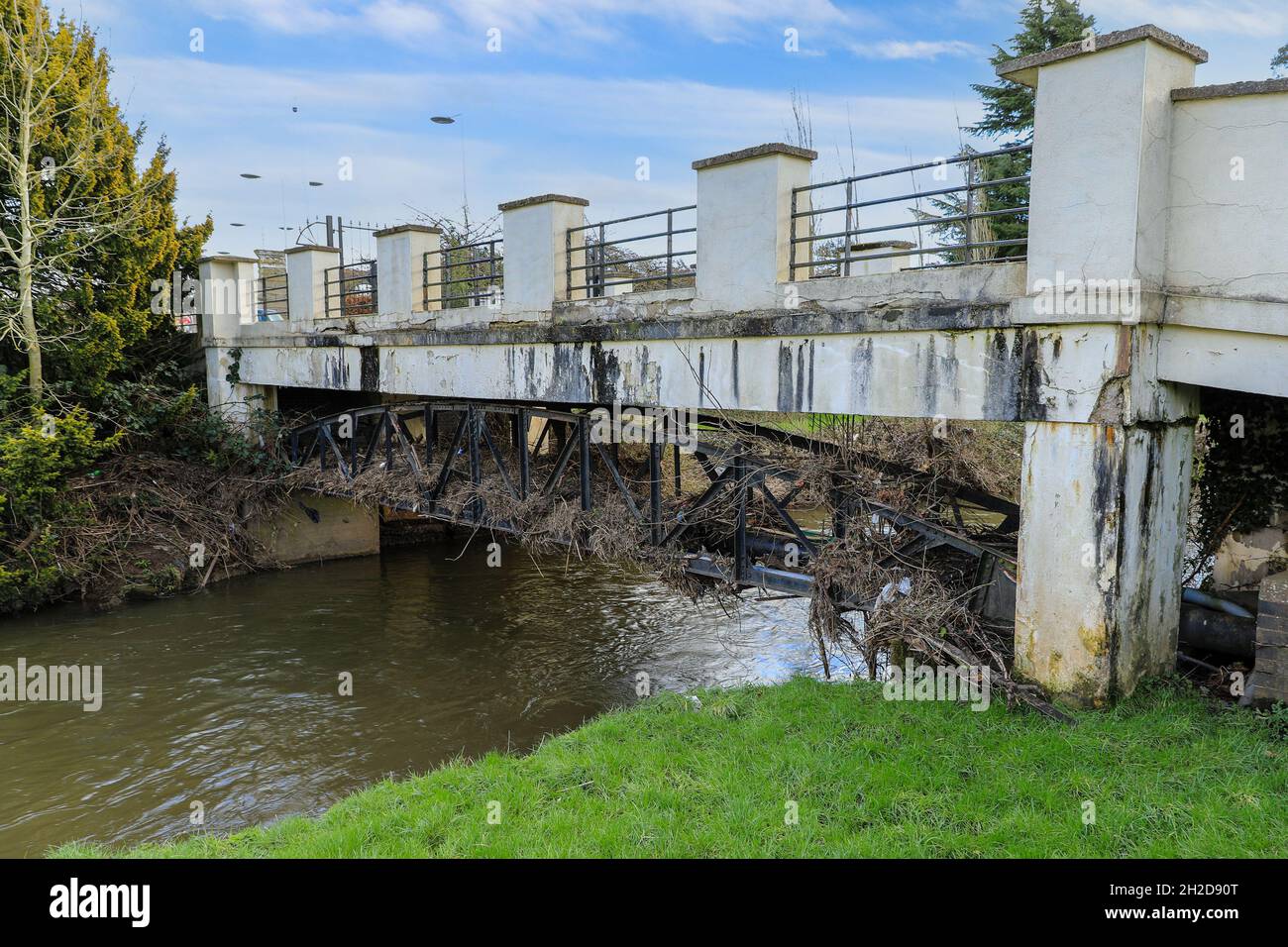 Il secondo ponte in ghisa più antico del mondo, sotto un ponte più moderno a Trentham Gardens, Stoke-on-Trent, Staffordshire, Inghilterra, Regno Unito Foto Stock