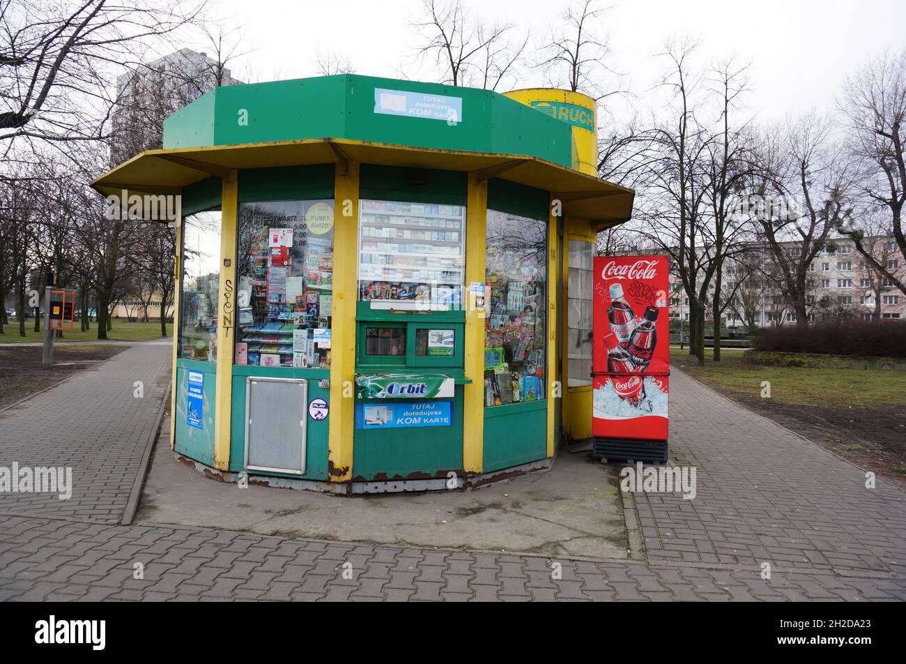 POZNAN, POLONIA - 01 febbraio 2015: Un piccolo chiosco verde con distributore automatico Coca-Cola Foto Stock