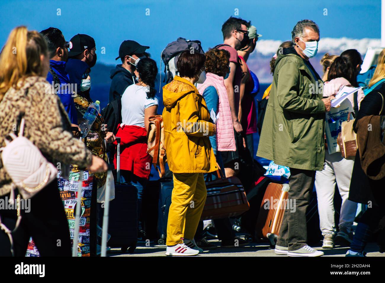 Santorini, Grecia - 20 ottobre 2021 folla di turisti in partenza a Santorini isola, barche ad alta velocità di Seajets sono traghetti che fanno questo croce Foto Stock