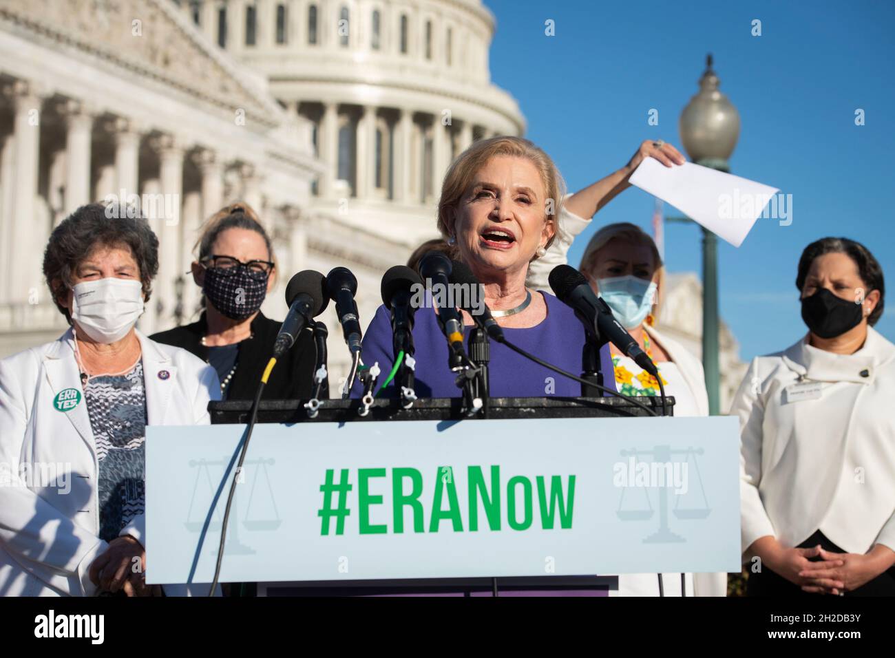 Il rappresentante degli Stati Uniti Carolyn Maloney (democratico di New York) offre osservazioni nel corso di una conferenza stampa sulla certificazione dell'Equal Rights Emendment presso il Campidoglio degli Stati Uniti a Washington, DC, giovedì 21 ottobre 2021. Credit: Rod Lammey/CNP /MediaPunch Foto Stock