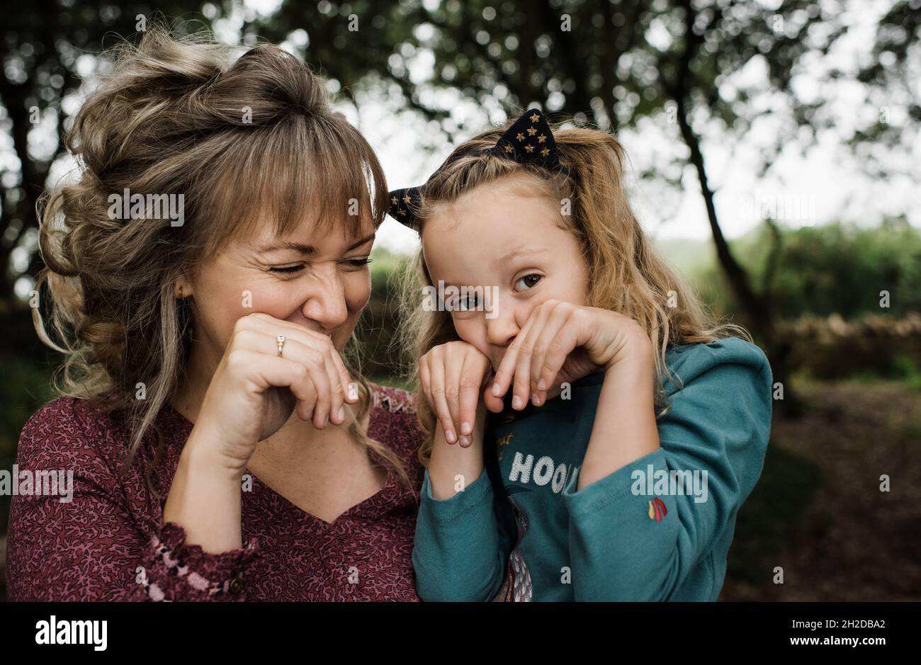 madre e figlia che finge di essere gatti che giocano insieme Foto Stock