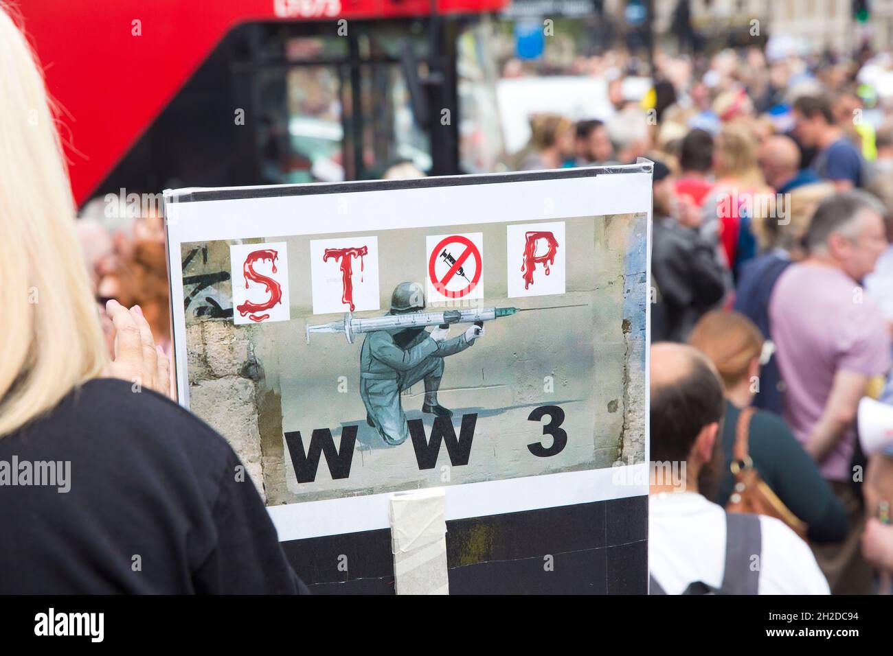 La gente si riunisce e marcia durante un raduno Unite per la libertà nel centro di Londra, 29 maggio 2021. La dimostrazione è contro i cosiddetti passaporti per vaccini. Foto Stock