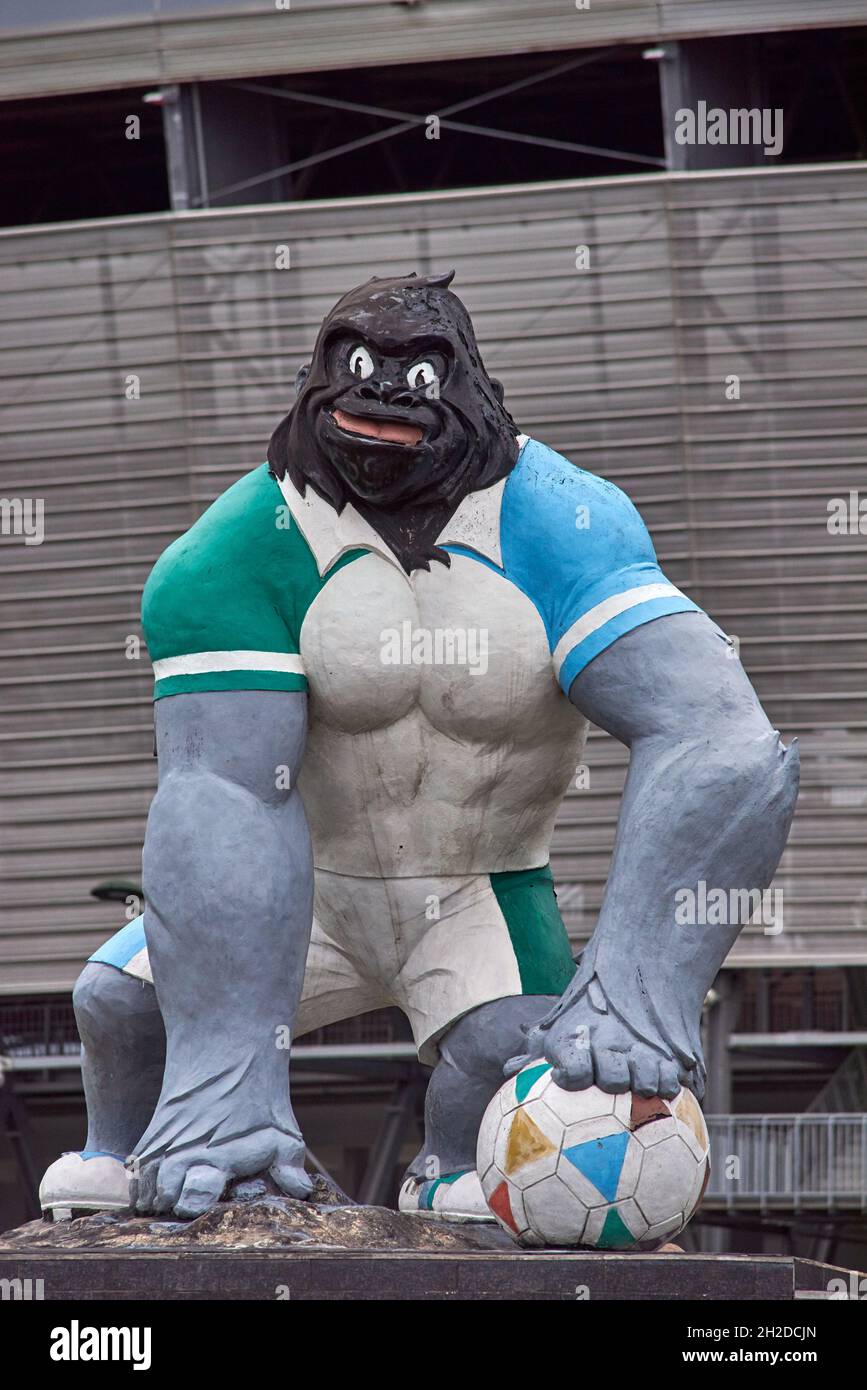 Statua di Gorilla di fronte allo Stadio di Bata, Guinea Equatoriale Foto Stock