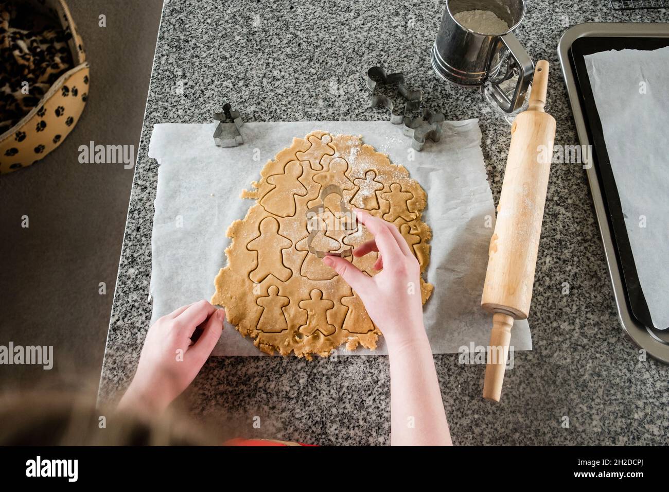Scatto in testa della ragazza con taglierina per biscotti al pan di zenzero Foto Stock