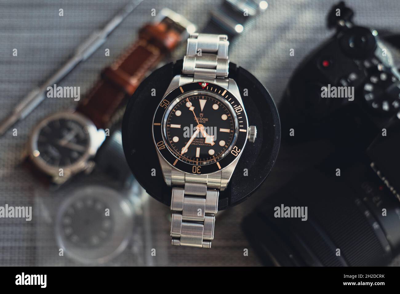 Primo piano dell'orologio subacqueo di lusso, modello Tudor Black Bay 58  cinquantotto con braccialetto in metallo Foto stock - Alamy