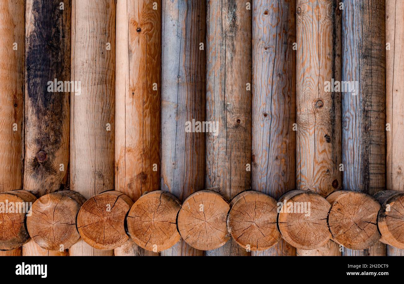 frammento del muro di una casa di legno. Foto di alta qualità Foto Stock