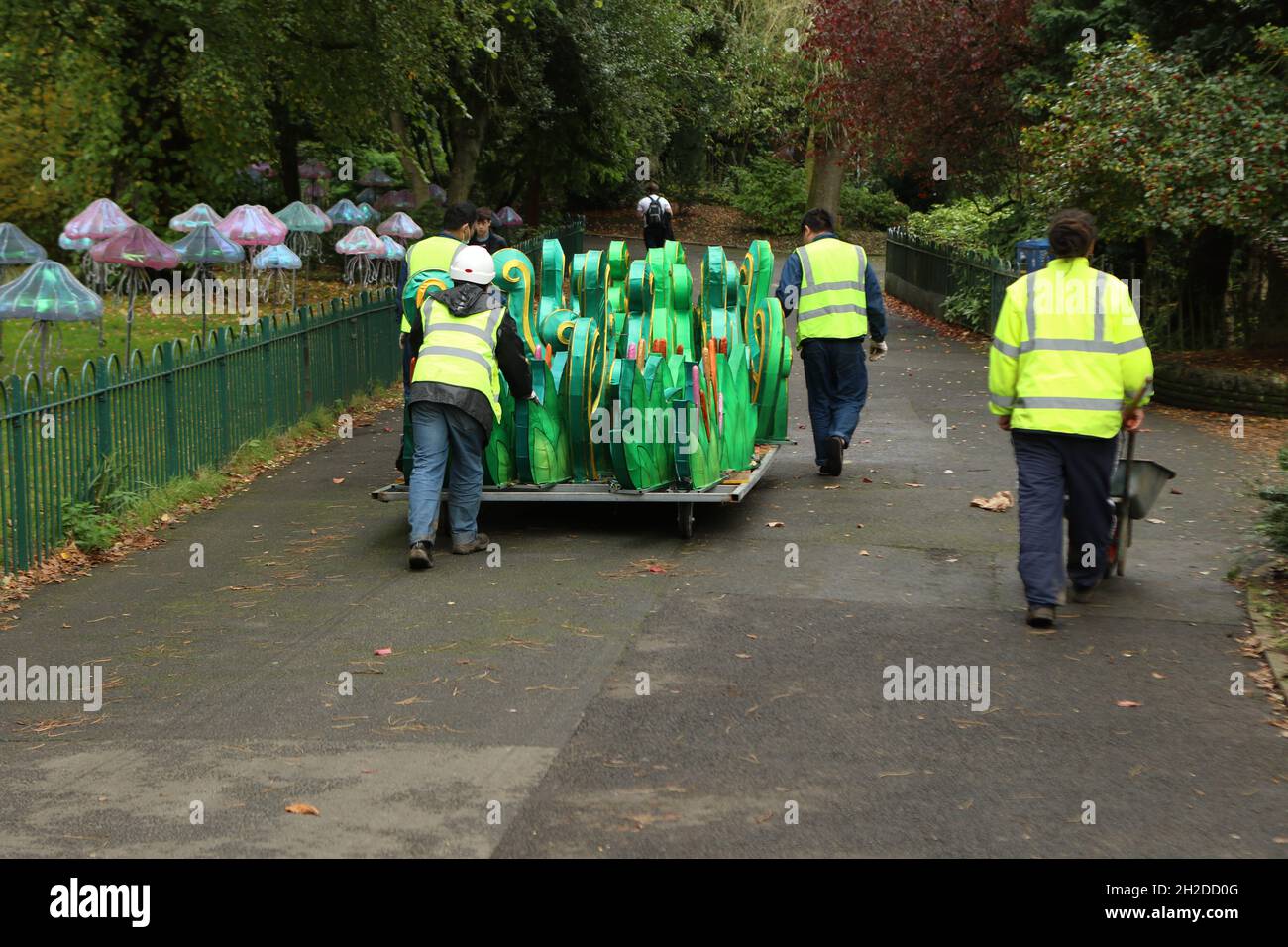 I workmen srotolano un carrello contenente alcune delle decorazioni natalizie utilizzate come parte del Bright Lights Botanic Gardens di Belfast Foto Stock