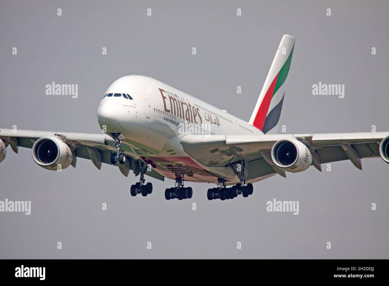 AMSTERDAM, PAESI BASSI - AUGUST1 5,2017:Airbus A380 pronto per l'atterraggio sulla pista. L'airbus A380 è attualmente il più grande aereo passeggeri del Foto Stock