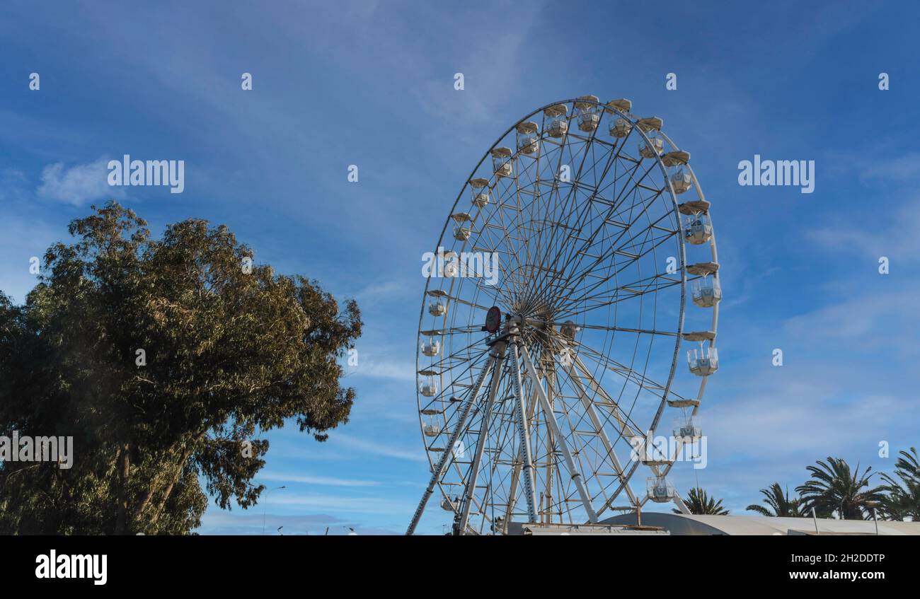 Vista ad angolo basso di una ruota ferris contro il cielo - Agadir, Marocco Foto Stock