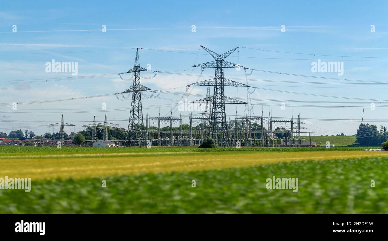 Sottostazione di trasformazione dell'energia elettrica in estate nella Germania meridionale Foto Stock