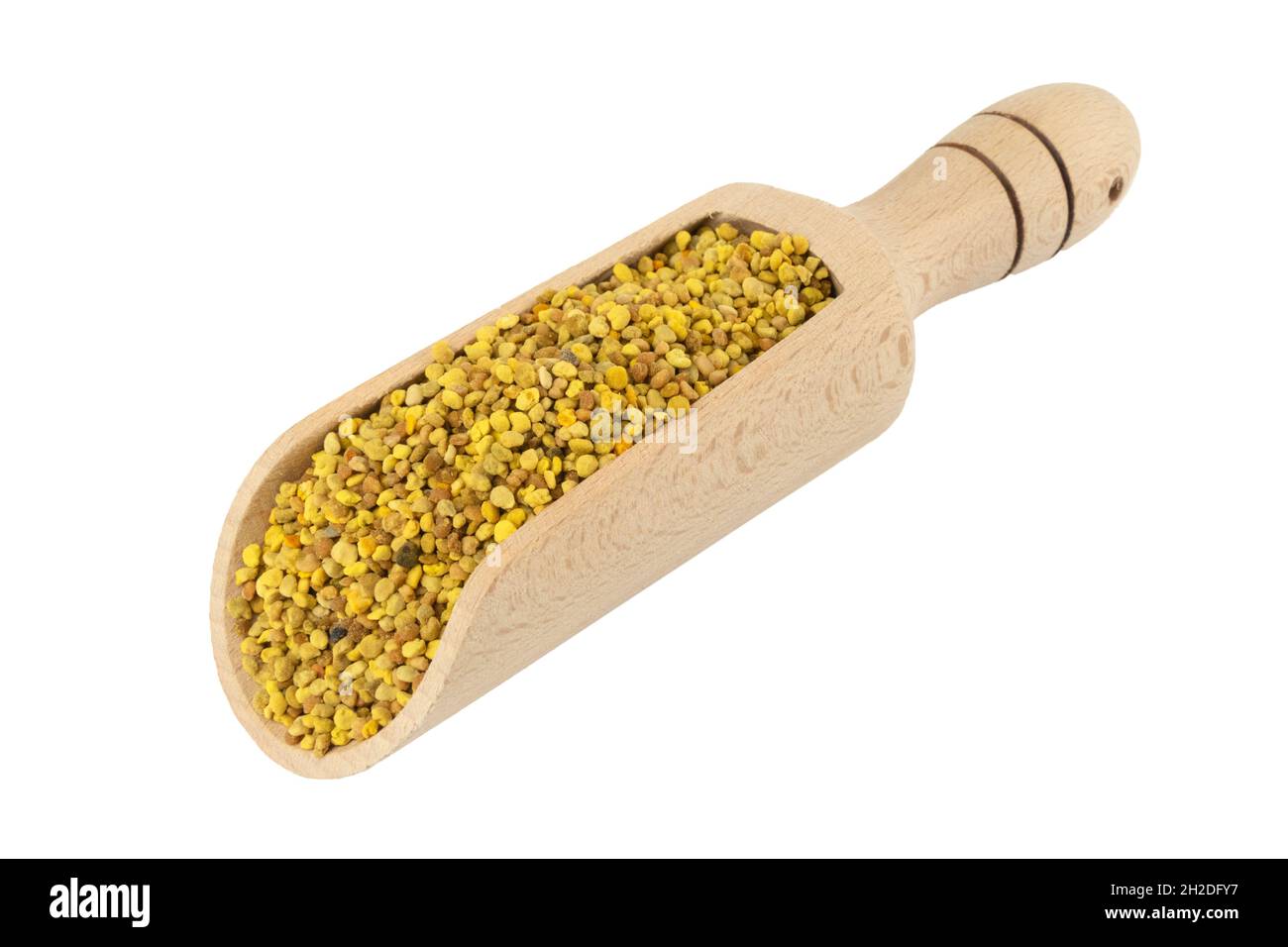Polline d'ape in paletta di legno isolato su sfondo bianco. Medicina naturale a base di erbe per alleviare l'infiammazione, influenza, aumenta la salute del fegato, rafforza Foto Stock