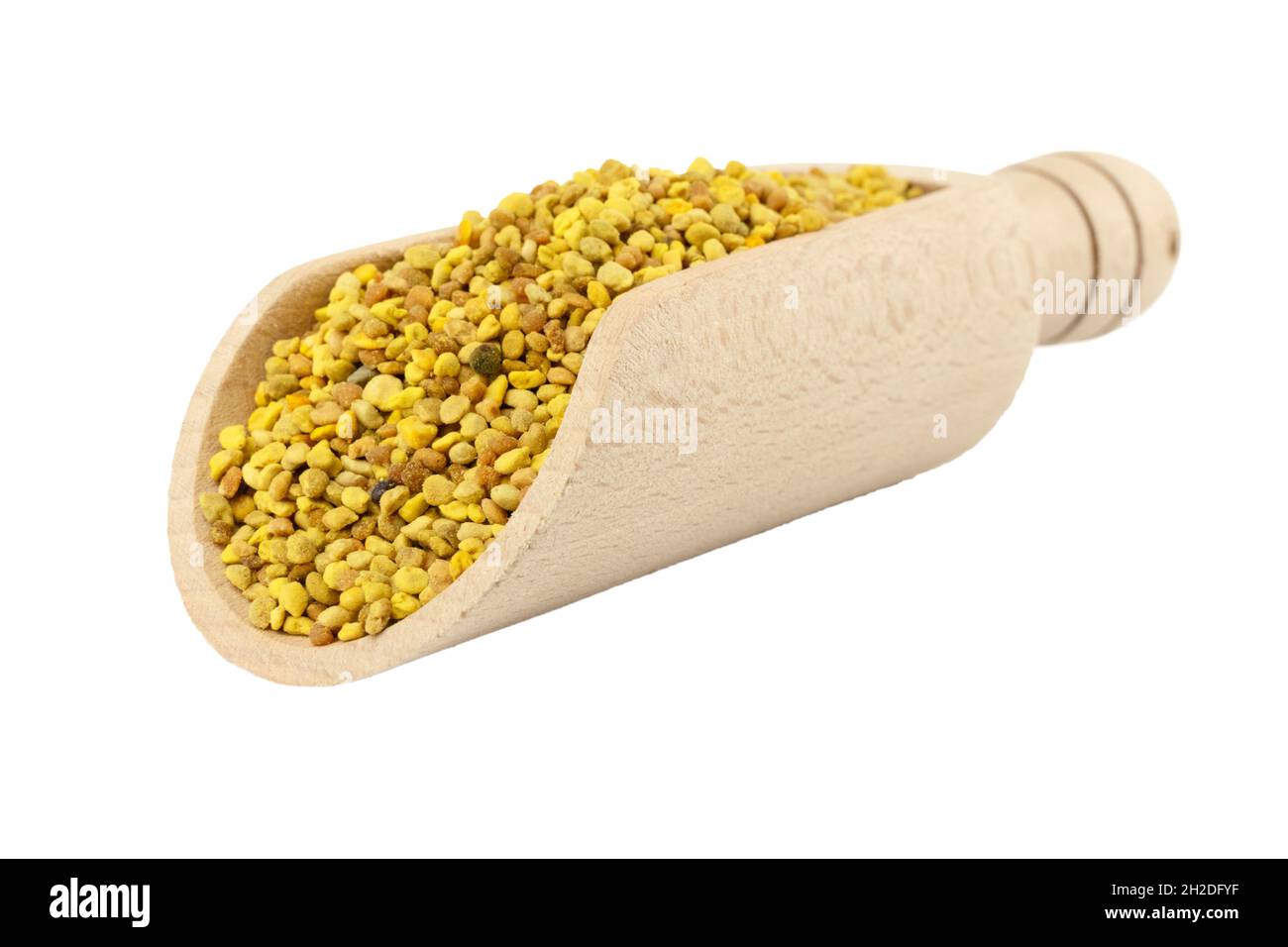 Polline d'ape in paletta di legno isolato su sfondo bianco. Medicina naturale a base di erbe per alleviare l'infiammazione, influenza, aumenta la salute del fegato, rafforza Foto Stock