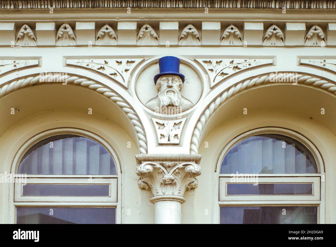 Questo busto di una figura vittoriana sopra le finestre del primo piano di Top Hat Terrace è uno dei sedici raffiguranti l'ispettore detective Francesco in disgustato. Foto Stock