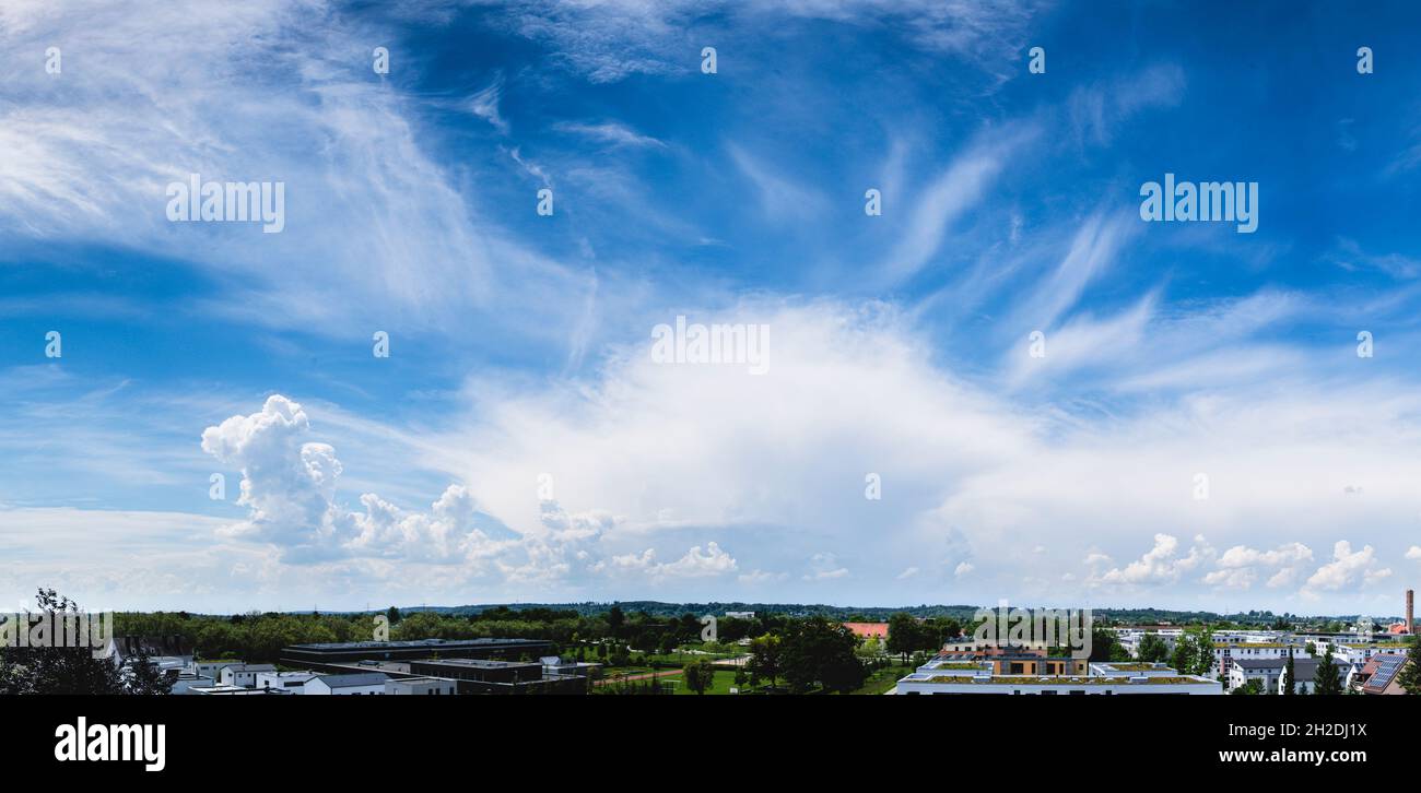 Doccia emergente e tuoni nuvole all'orizzonte Foto Stock