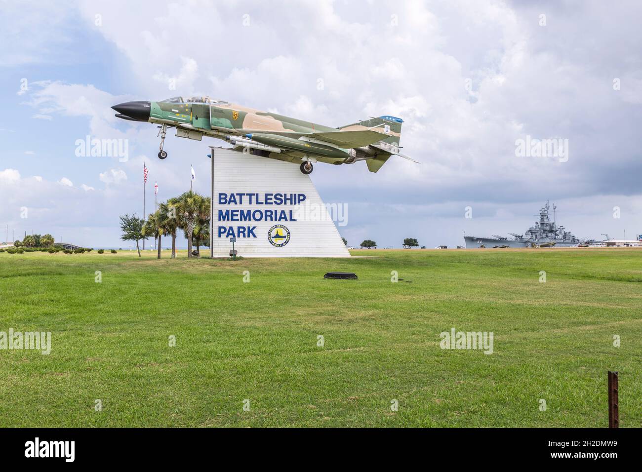Air Force F-4C Phantom Fighter Jet sul cartello d'ingresso al Battleship Memorial Park a Mobile, Alabama Foto Stock