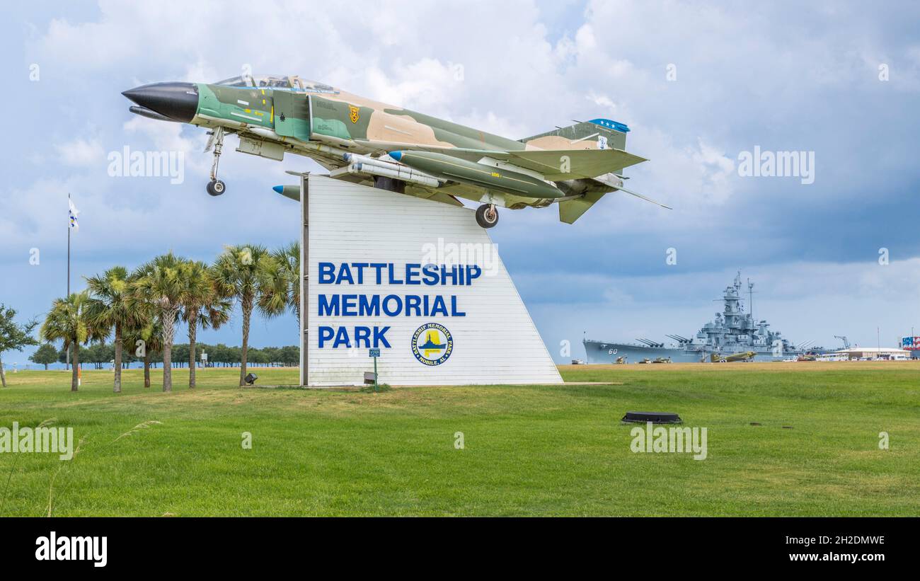 Air Force F-4C Phantom Fighter Jet sul cartello d'ingresso al Battleship Memorial Park a Mobile, Alabama Foto Stock