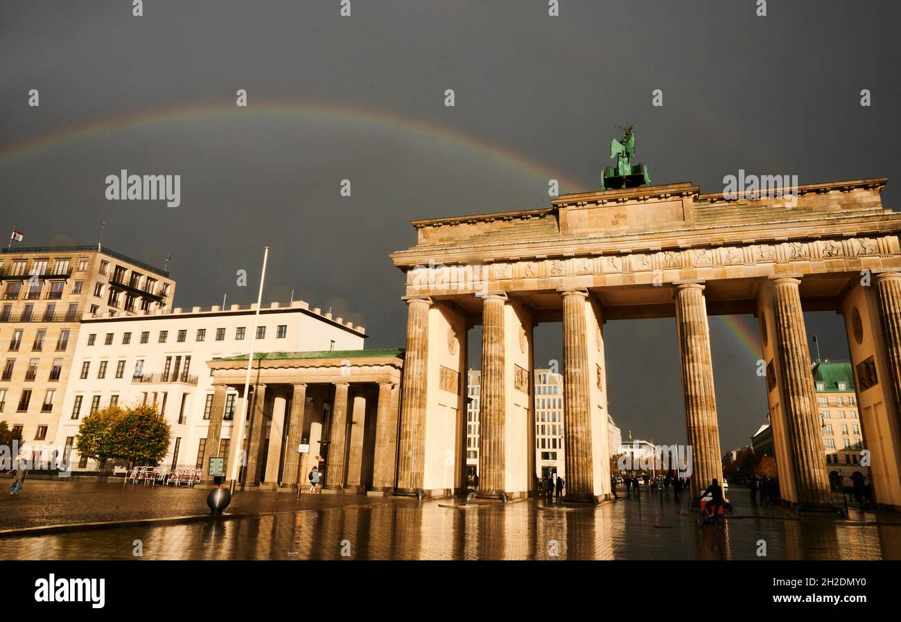Berlino, Germania. 21 ottobre 2021. Sulla porta di Brandeburgo si può vedere un arcobaleno. Bassa 'Ignatz' porta la prima tempesta dell'autunno. Secondo il servizio meteorologico tedesco, diverse regioni e stati federali sono interessati oggi. Credit: Annette Riedl/dpa/Alamy Live News Foto Stock