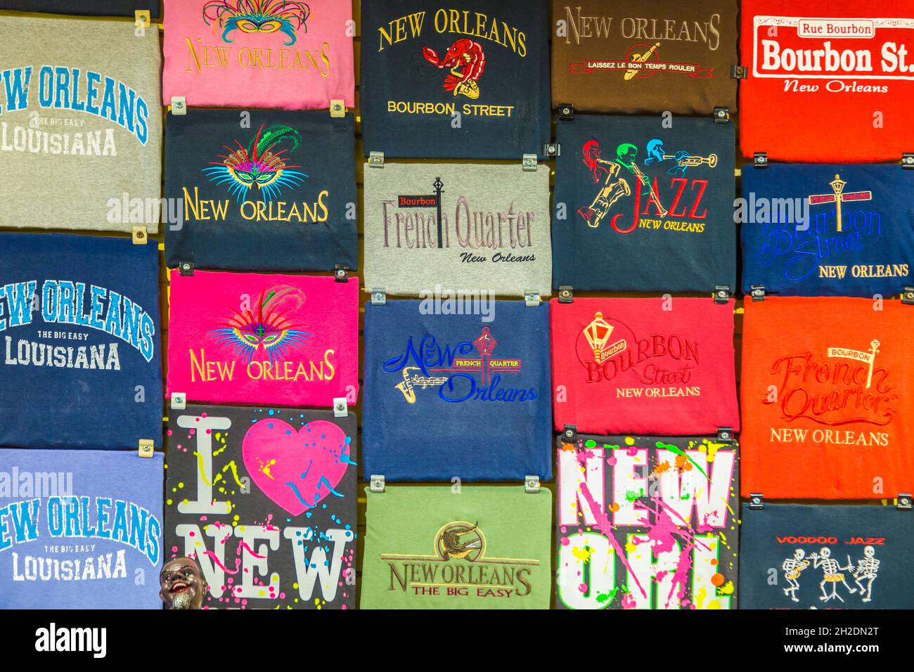 Magliette ricordo stampate e ricamate in vendita nel quartiere francese di New Orleans, Louisiana Foto Stock