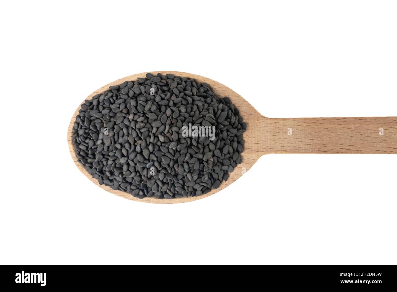 Semi di Sesamo nero in cucchiaio di legno isolato su sfondo bianco. Spezie e ingredienti alimentari. Foto Stock