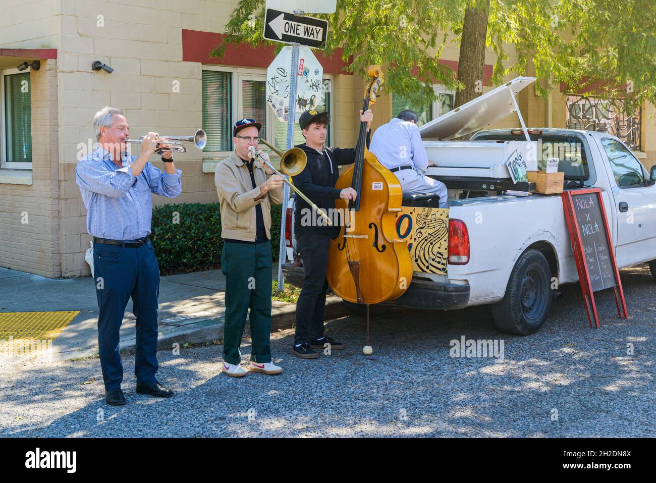 NEW ORLEANS, LA, USA - 17 OTTOBRE 2021: Musicisti jazz tradizionali che suonano all'angolo della strada nel quartiere di Bywater Foto Stock