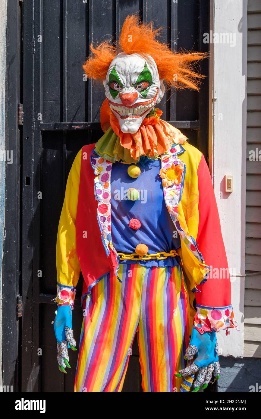 NEW ORLEANS, LA, USA - 16 OTTOBRE 2021: Manichino del Joker di fronte al cancello di metallo nel quartiere francese di Halloween Foto Stock