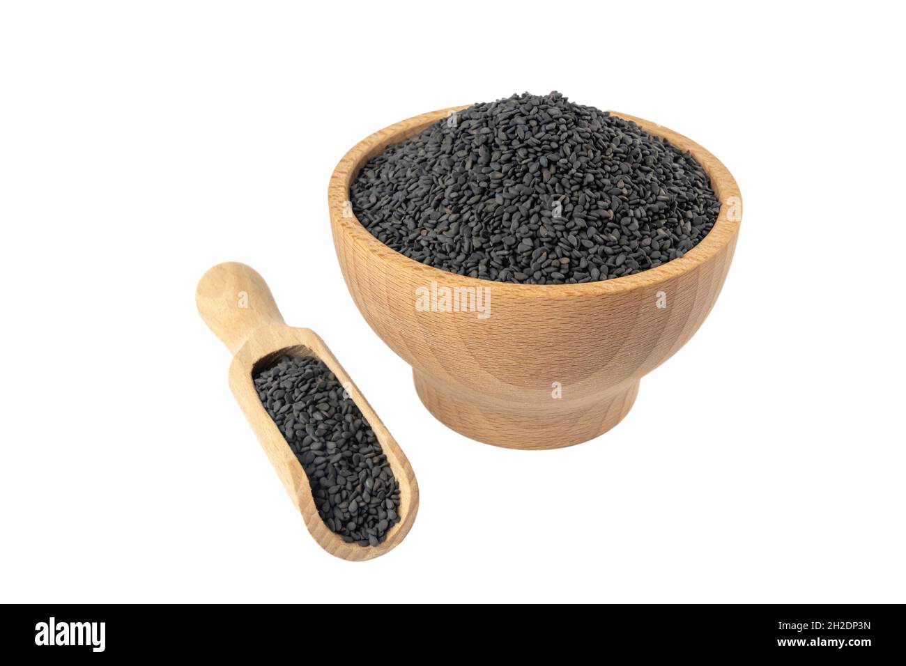 Semi di Sesamo nero in ciotola di legno e scoop isolato su sfondo bianco. Spezie e ingredienti alimentari. Foto Stock