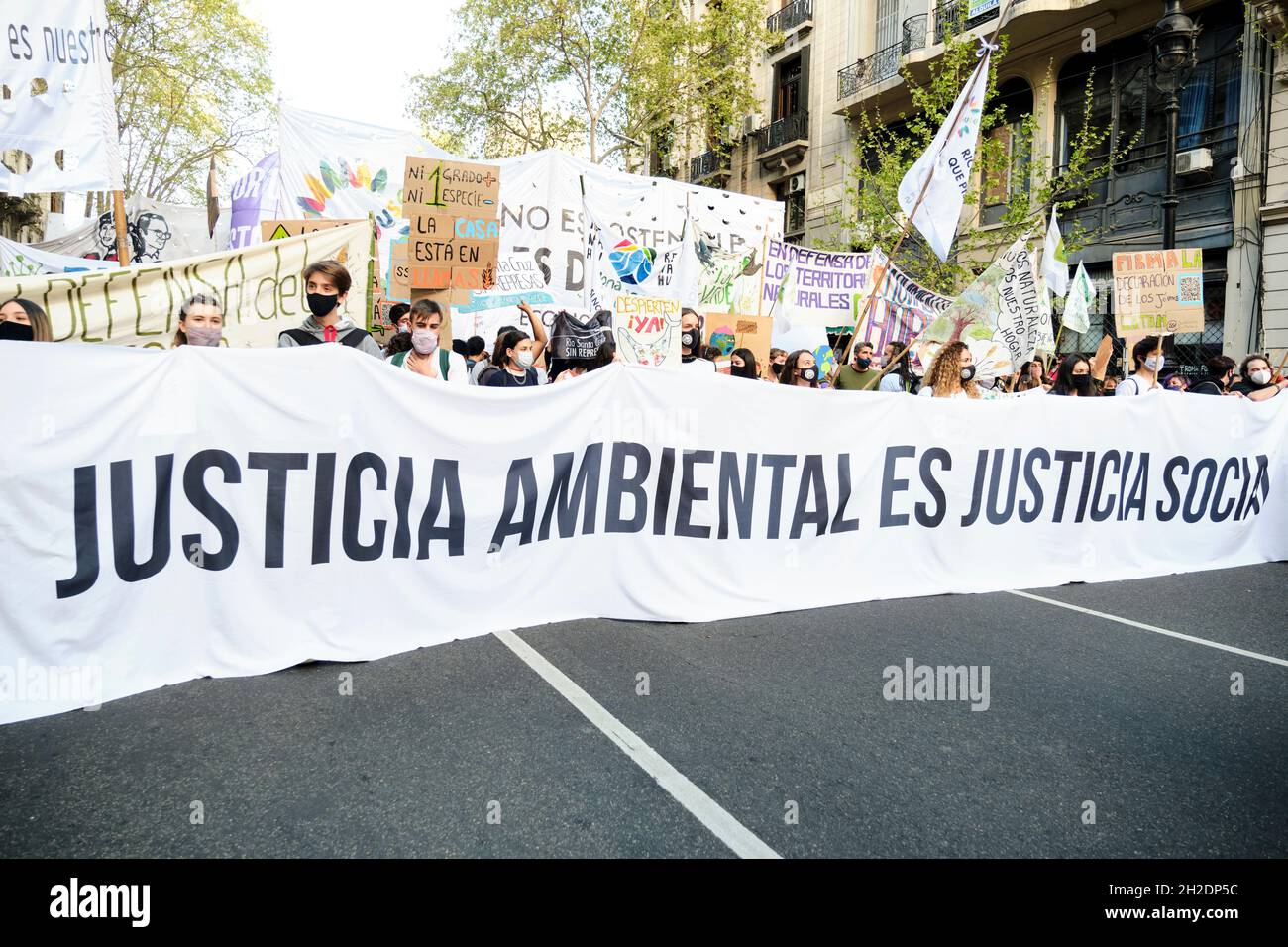 CABA, Buenos Aires, Argentina; 24 settembre 2021: Attivismo, Persone che marciano con un banner con il testo giustizia ambientale è giustizia sociale, durante il Th Foto Stock