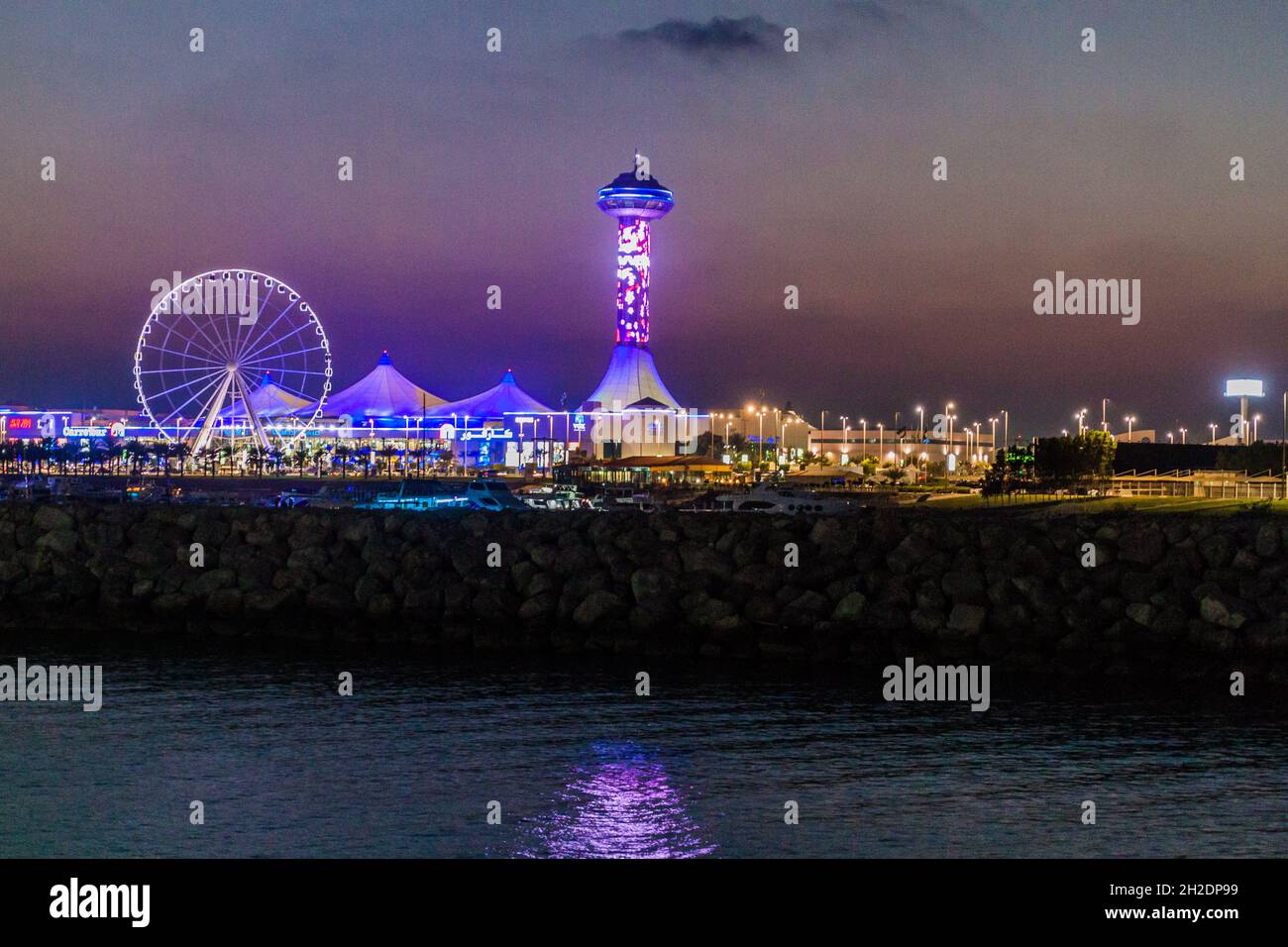 ABU DHABI, Emirati Arabi Uniti - 7 MARZO 2017: Vista degli edifici a Marina Breakwater ad Abu Dhabi, Emirati Arabi Uniti. Foto Stock
