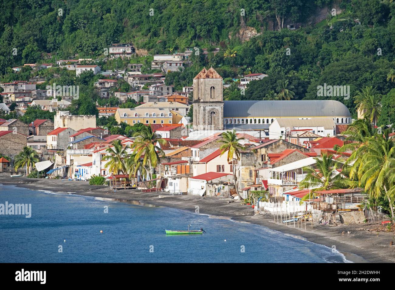 Vista sulla città di Saint-Pierre e la Cattedrale di nostra Signora dell'Assunzione sull'isola francese della Martinica nel Mar dei Caraibi Foto Stock