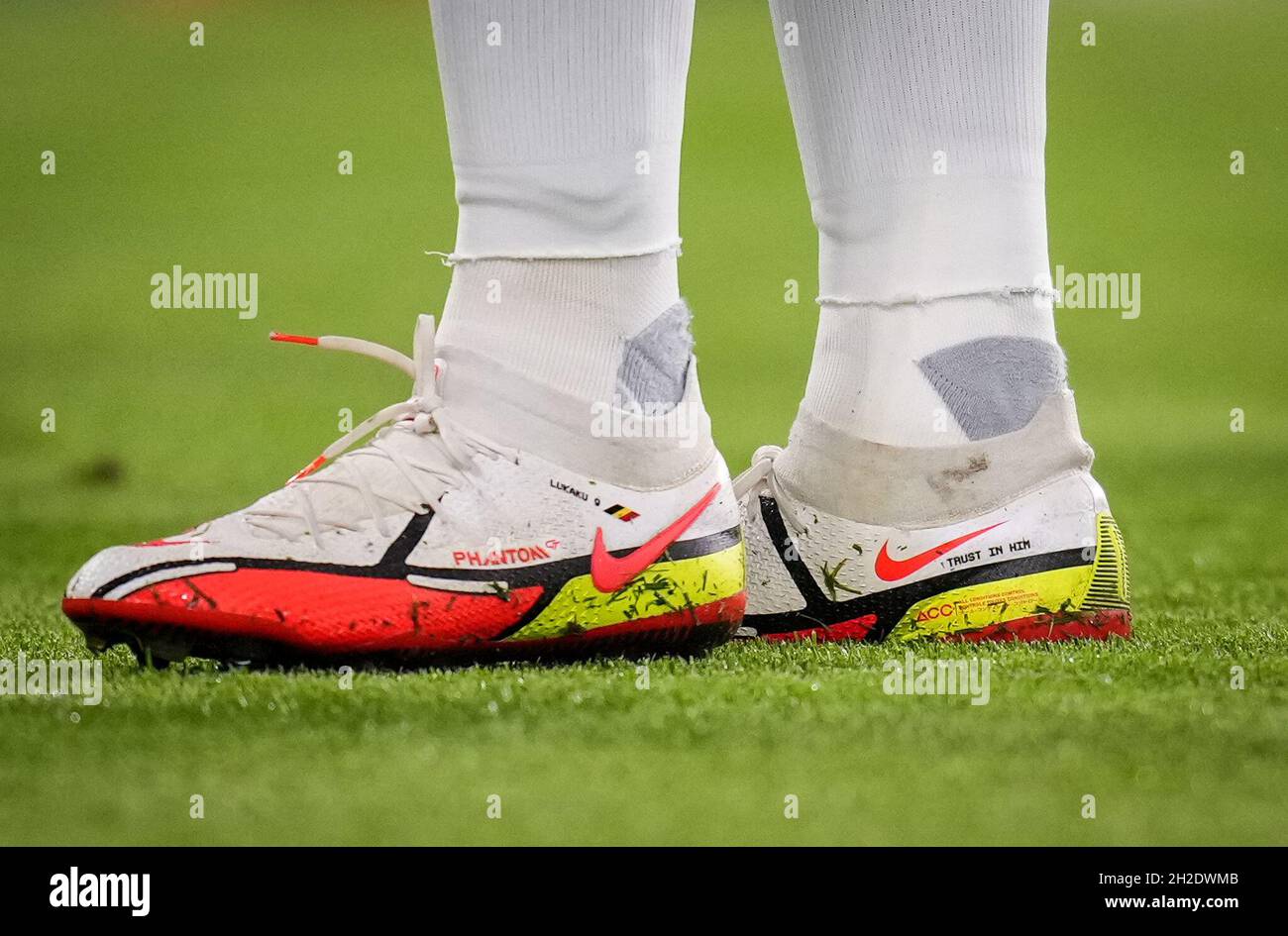 Londra, Regno Unito. 20 Ott 2021. Le scarpe da calcio Nike Phantom  personalizzate di Romelu Lukaku di Chelsea, che hanno esibito ÔTRUST A HIMÕ  durante la partita della UEFA Champions League tra