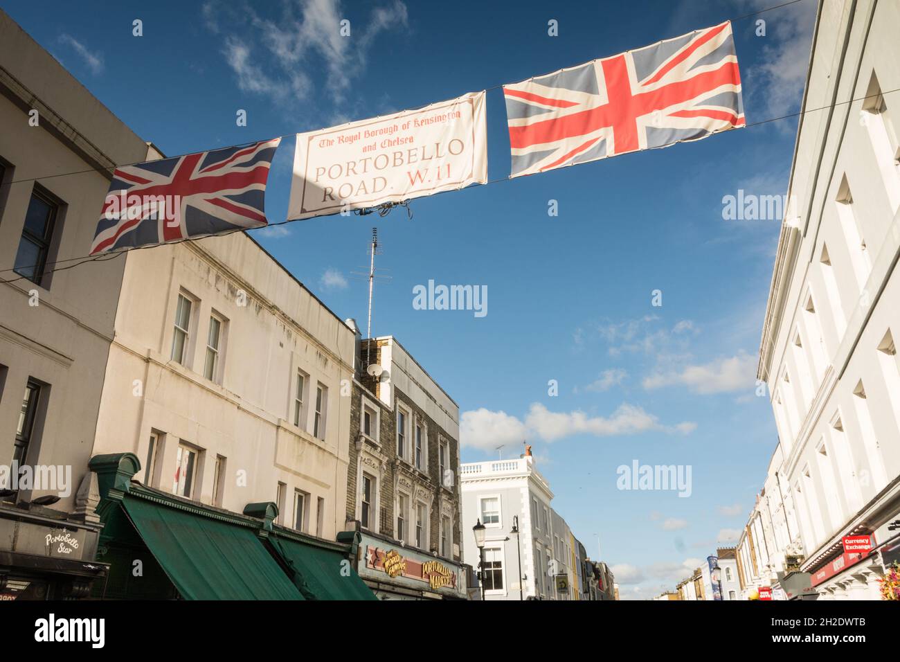 Segnaletica e bandiere Union Jack su Portobello Road, Notting Hill, Londra, W11, Inghilterra, REGNO UNITO Foto Stock