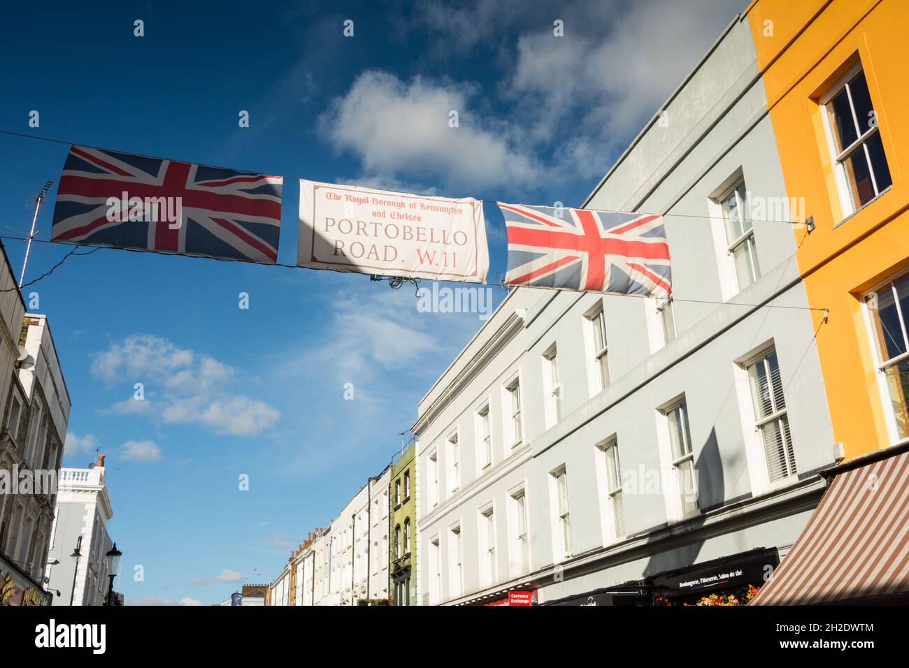Segnaletica e bandiere Union Jack su Portobello Road, Notting Hill, Londra, W11, Inghilterra, REGNO UNITO Foto Stock