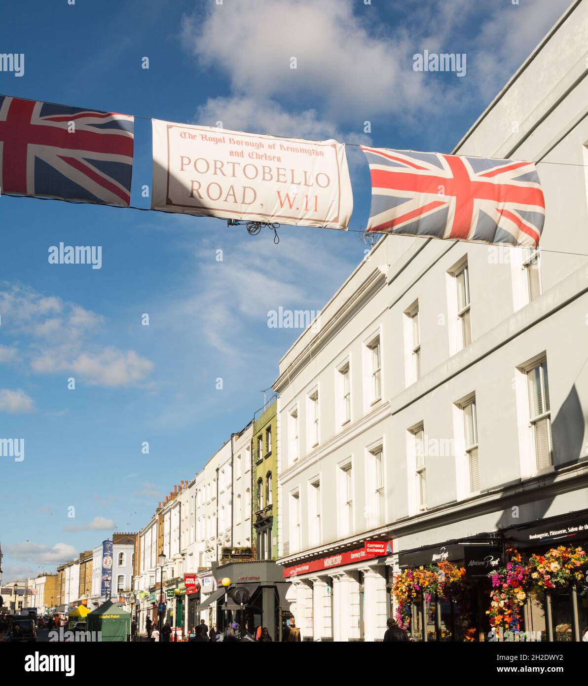 Segnaletica e bandiere Union Jack su Portobello Road, Notting Hill, Londra, W11, Inghilterra, REGNO UNITO Foto Stock