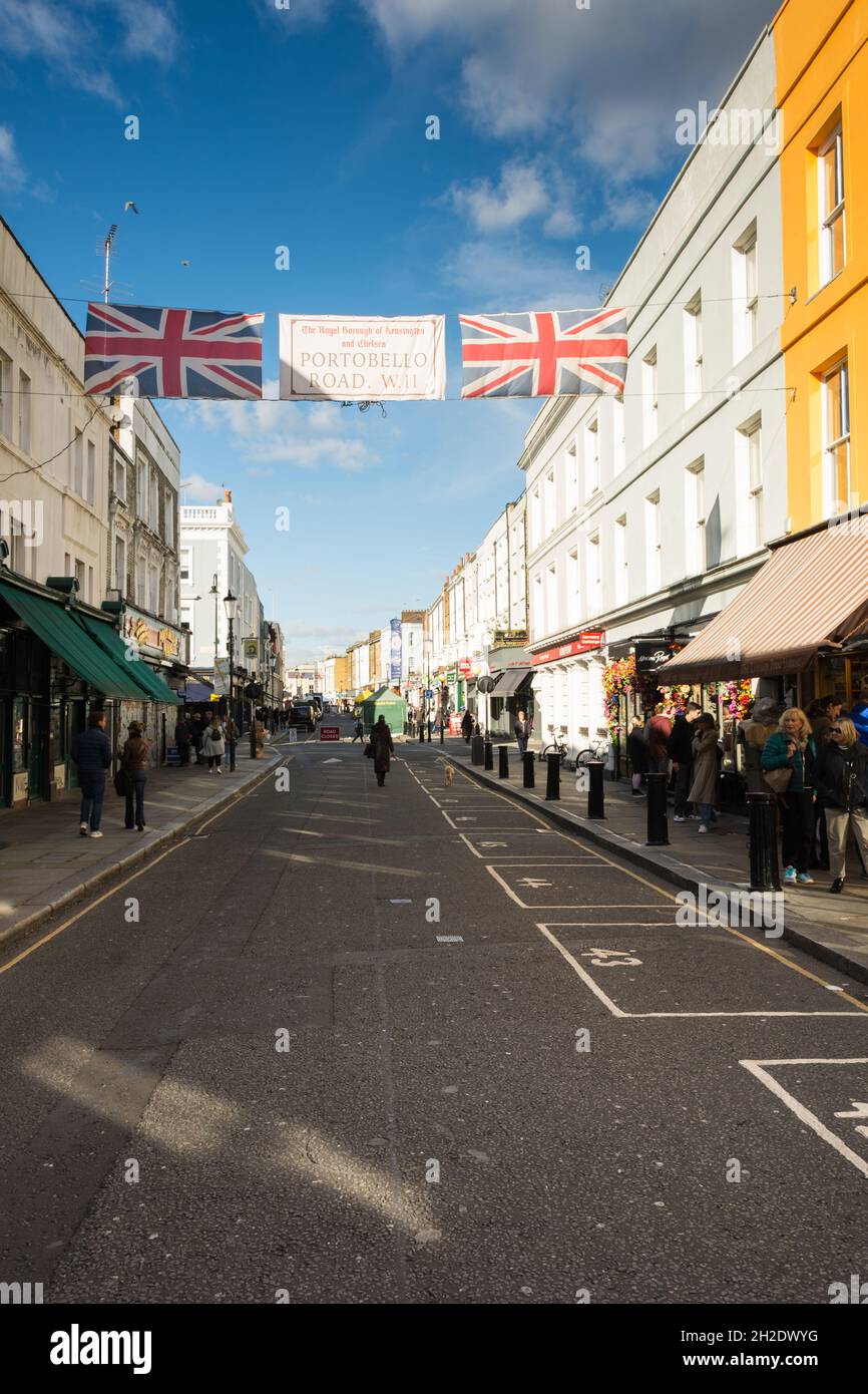 Negozi, segnaletica e bandiere Union Jack su Portobello Road, Notting Hill, Londra, W11, Inghilterra, REGNO UNITO Foto Stock