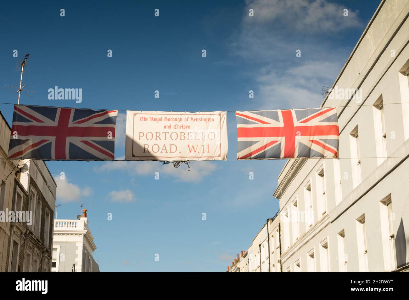 Segnaletica e bandiere Union Jack su Portobello Road, Notting Hill, Londra, W11, Inghilterra, REGNO UNITO Foto Stock