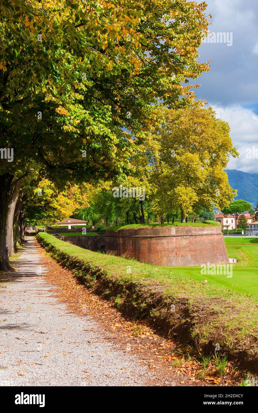 Viaggiare in Toscana. Le mura del parco pubblico di Lucca con San Salvador Bulwark e foglie autunnali Foto Stock