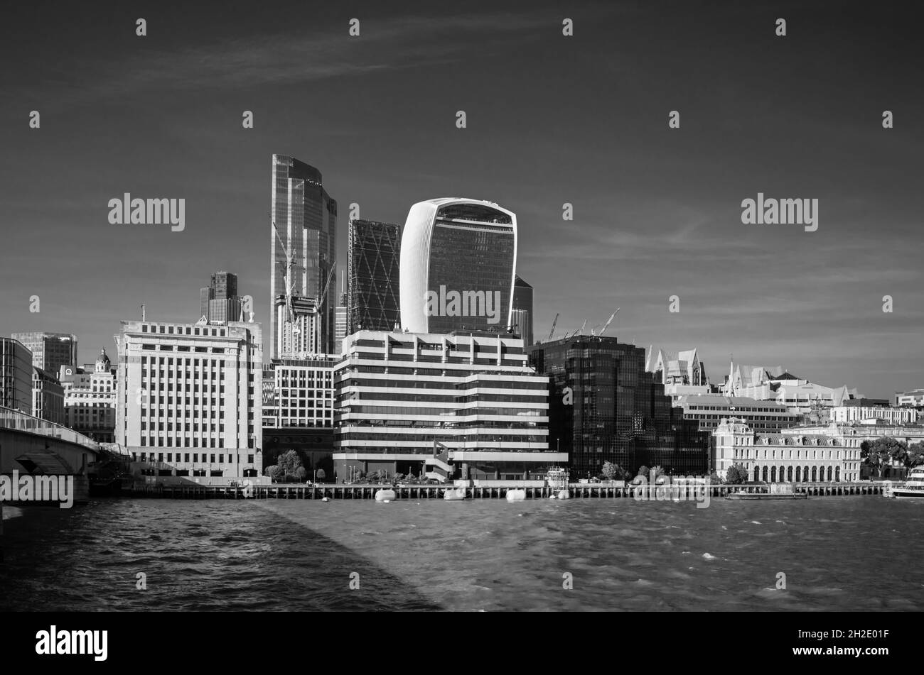 Panorama del Tamigi North Bank City of London Financial District da London Bridge verso Docklands attraverso la piscina di Londra: Monocromatico Foto Stock