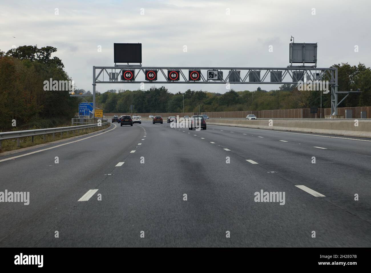 Una sezione dell'autostrada M4 vicino a Reading è stata convertita in un'autostrada 'intelligente' con segnaletica digitale e quattro corsie per un uso completo del traffico. Foto Stock