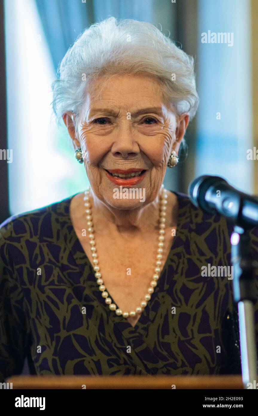 Londra, Regno Unito. 21 ottobre 2021. Dame Janet Baker CH DBE FRSA riceve un premio tardivo per il 2019 al Criics' Circle Lunch. La illustre mezzosoprano Dame Janet Baker ha ricevuto un rosebowl inscritto dal Circolo dei critici in una cerimonia rinviata dal 2019 al National Liberal Club. Tra i partecipanti vi erano Michael Billington, Sir Nicholas Kenyon e il direttore artistico dell'Opera Nazionale Inglese Annilese Miskimmon. Credit: Peter Hogan/Alamy Live News Foto Stock