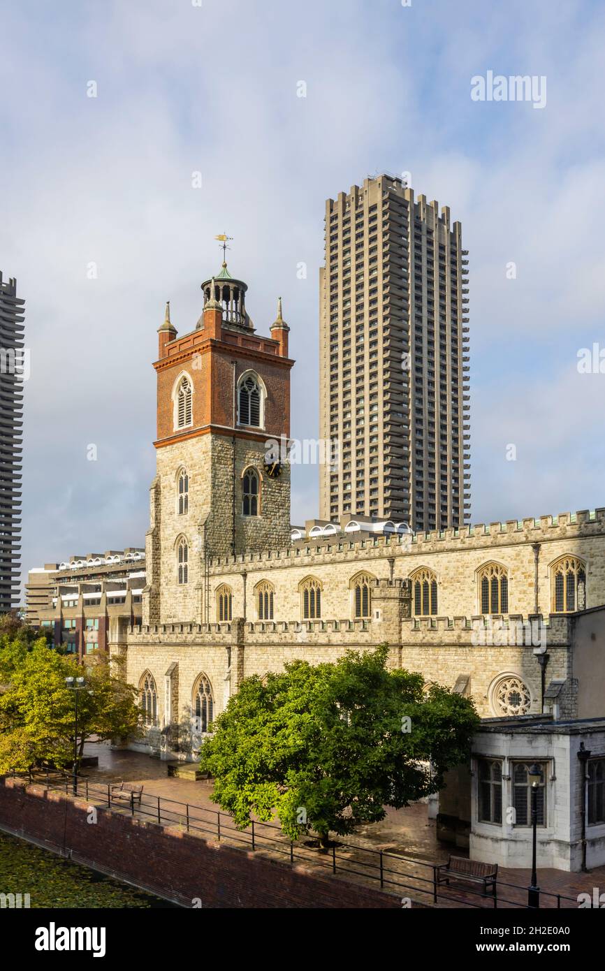 La chiesa gotica perpendicolare di St Giles-senza-Cripplegate contrasta con il brutalista Barbican, EC2 di Londra Foto Stock