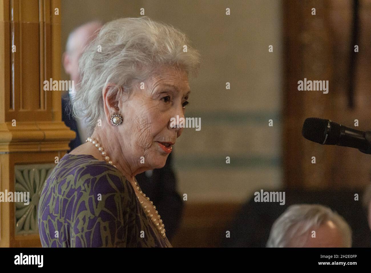 Londra, Regno Unito. 21 ottobre 2021. Dame Janet Baker CH DBE FRSA riceve un premio tardivo per il 2019 al Criics' Circle Lunch. La illustre mezzosoprano Dame Janet Baker ha ricevuto un rosebowl inscritto dal Circolo dei critici in una cerimonia rinviata dal 2019 al National Liberal Club. Tra i partecipanti vi erano Michael Billington, Sir Nicholas Kenyon e il direttore artistico dell'Opera Nazionale Inglese Annilese Miskimmon. Credit: Peter Hogan/Alamy Live News Foto Stock