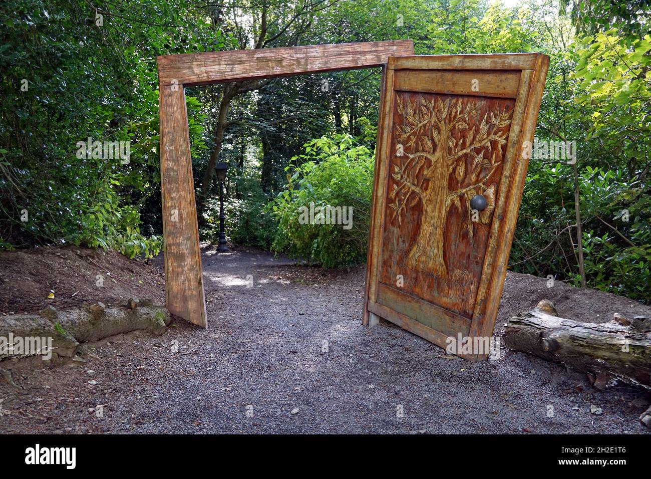 La porta guardaroba all'inizio di Narnia Trail in Kilbroney Park, Rostrevor, Irlanda del Nord Foto Stock