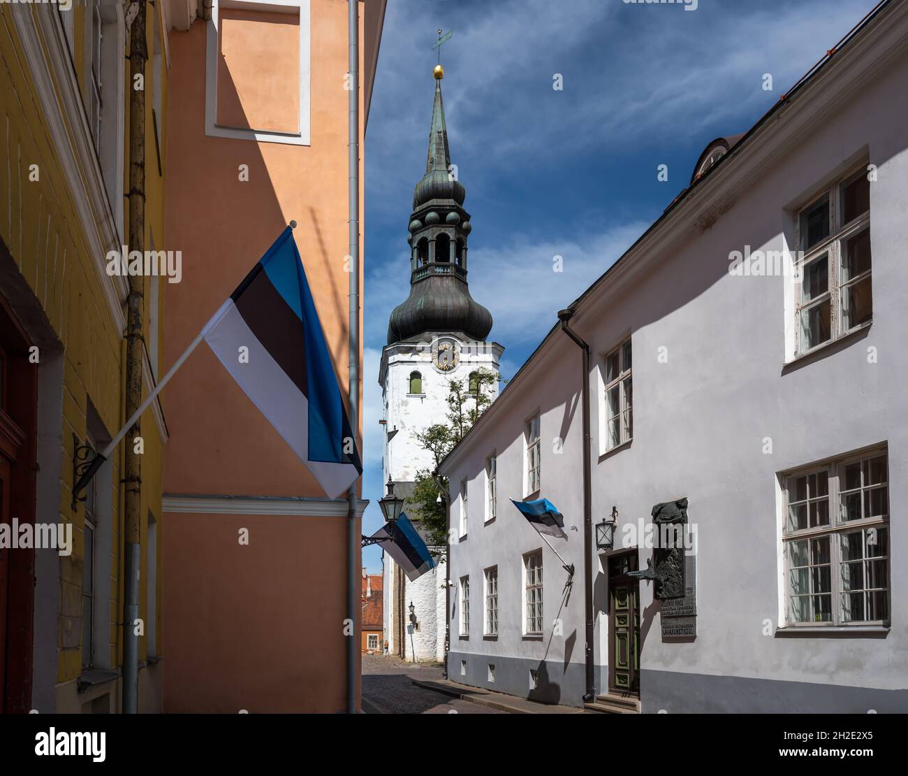 Strada con bandiere estoni e Cattedrale di St Marys a Toompea Hill - Tallinn, Estonia Foto Stock