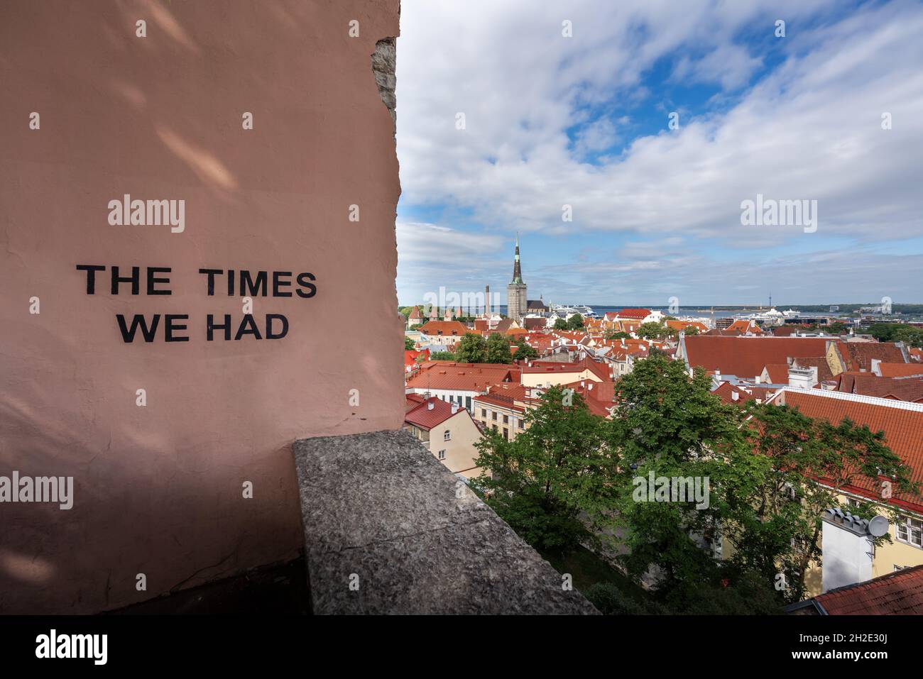 Kohtuotsa osservare il famoso punto panoramico di Tallinn - Tallinn, Estonia Foto Stock